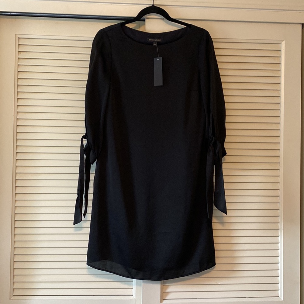 NWT Banana Republic Dress with Tie Sleeve Detail.